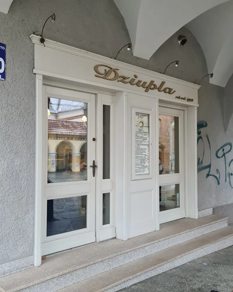 Wejście pod arkadami